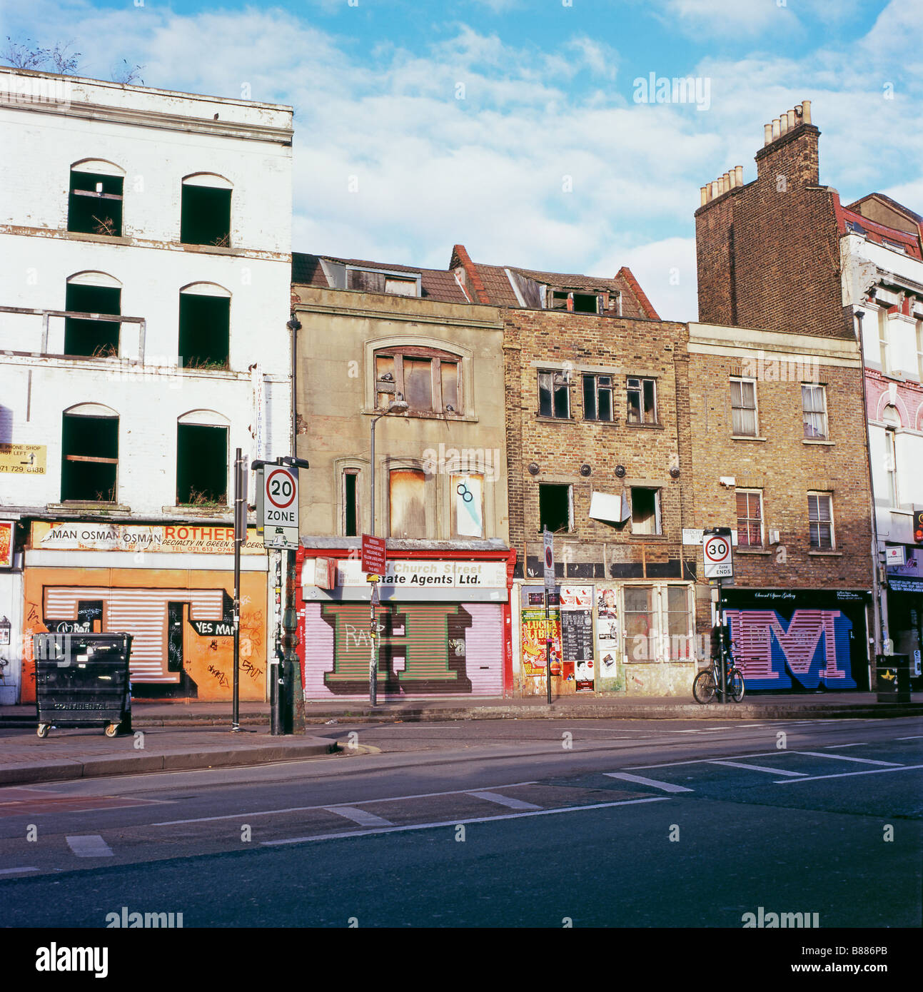 Une rangée de magasins abandonnés à la jonction de Redchurch Street et de la rue commerciale près de Brick Lane, East London UK KATHY DEWITT Banque D'Images