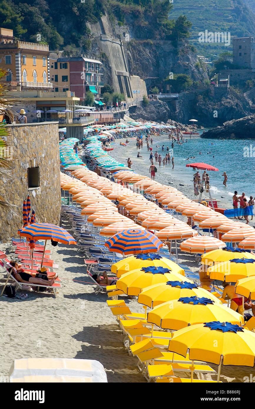 Parasols bordent la plage de Monterosso sur Cinque Terre de l'Italie sur la Mer Méditerranée Banque D'Images