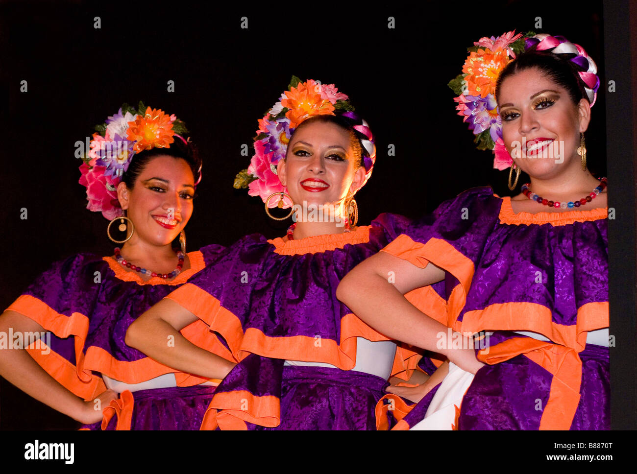 Mexique Mazatlan Sinaloa STATE Smiling Women Folk Dancers performing on stage à Plazua Machado. Vieux Mazatlan Banque D'Images
