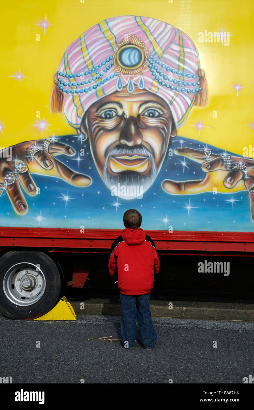 Stock photo d'un garçon de 9 ans jusqu'à la dans la crainte à une remorque de cirque Banque D'Images