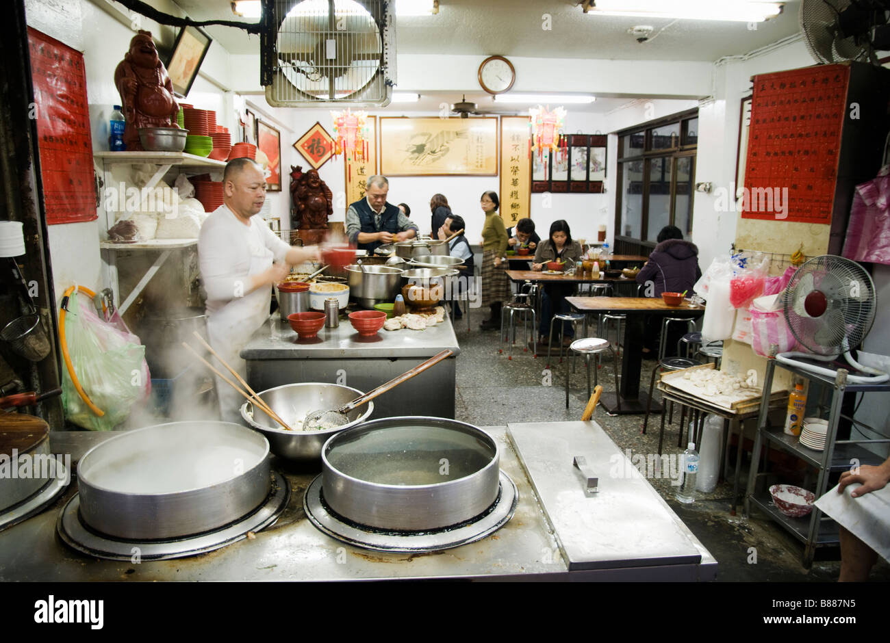 Célèbre restaurant de nouilles boeuf à Taipei, Taiwan, avec des pots de cuisson et le chef vous mijote Banque D'Images