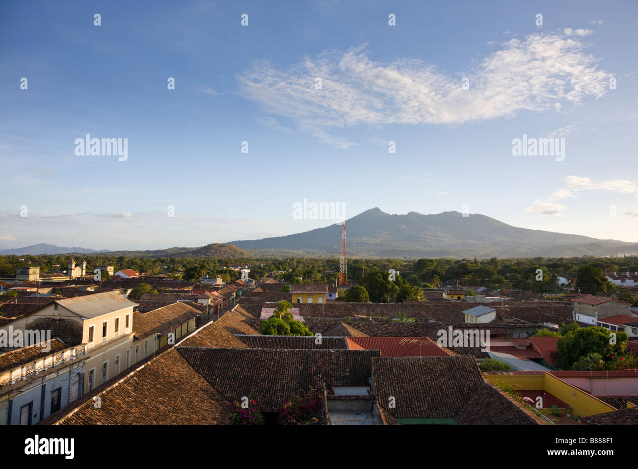 Vue sur le toit de Grenade, au Nicaragua avec le volcan Mombacho se dessinent dans l'arrière-plan. Banque D'Images