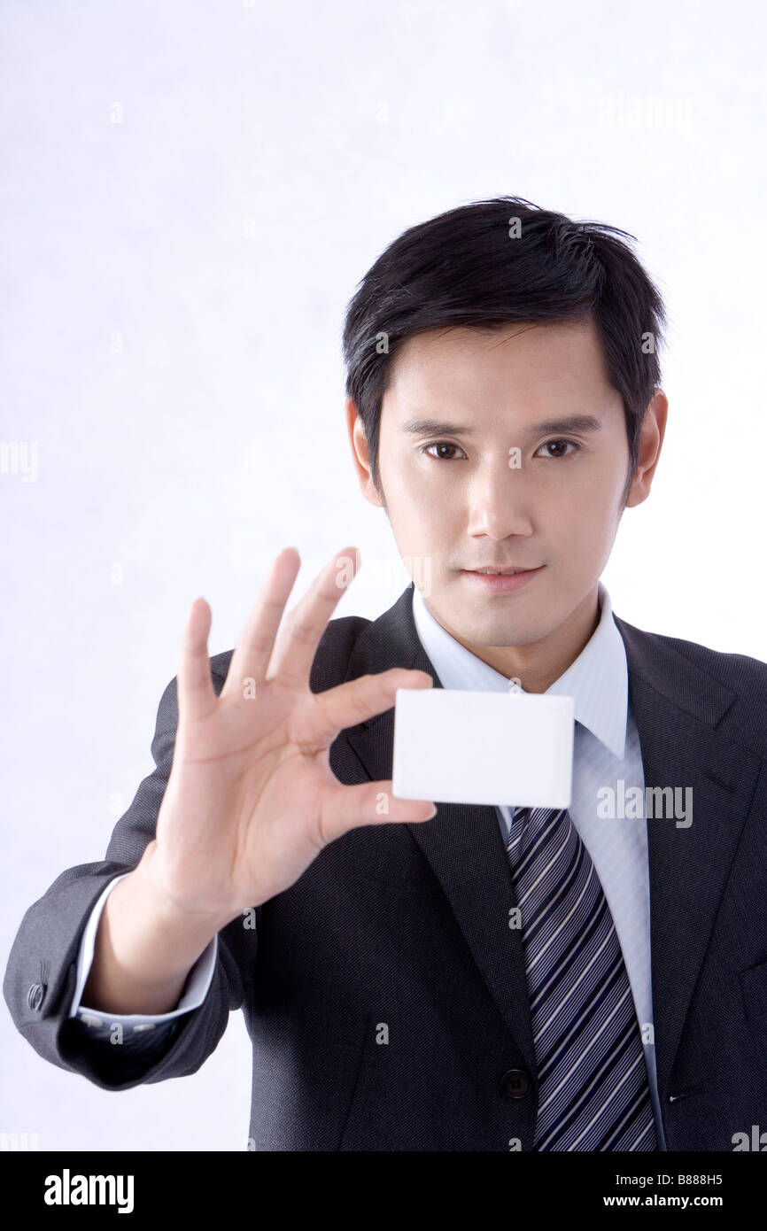 Young businessman showing nom carte par deux doigts de vue personnel Banque D'Images
