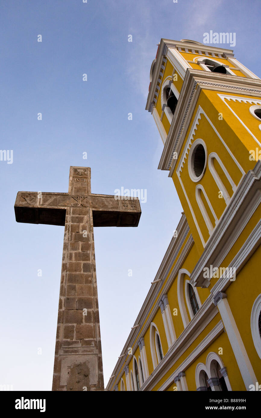 Croix de Pierre au style néoclassique jaune Notre Dame de l'Assomption Cathédrale ou la Cathédrale de Grenade à Grenade, au Nicaragua. Banque D'Images