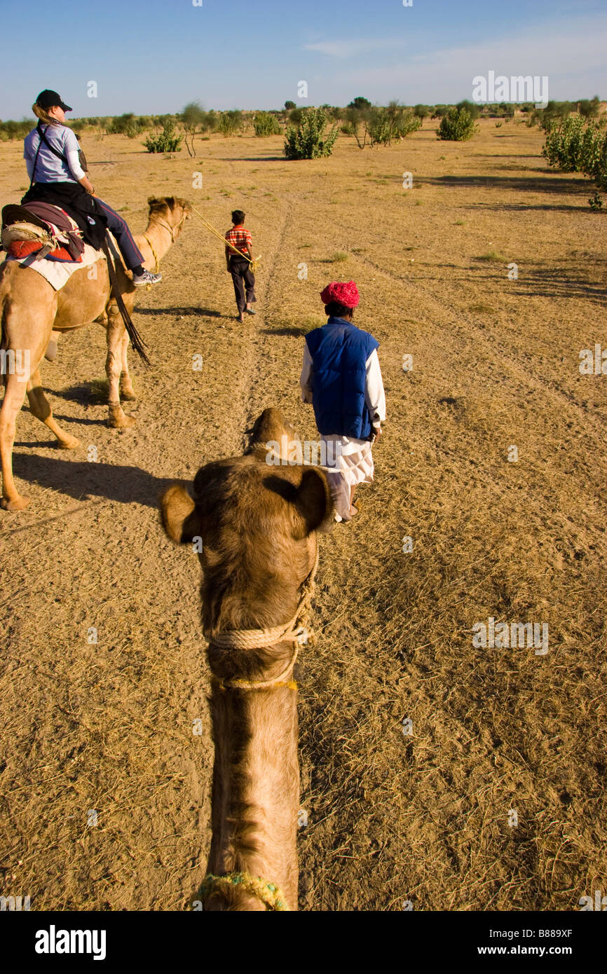 Des promenades touristiques en chameau Khuri desert Rajasthan en Inde Banque D'Images