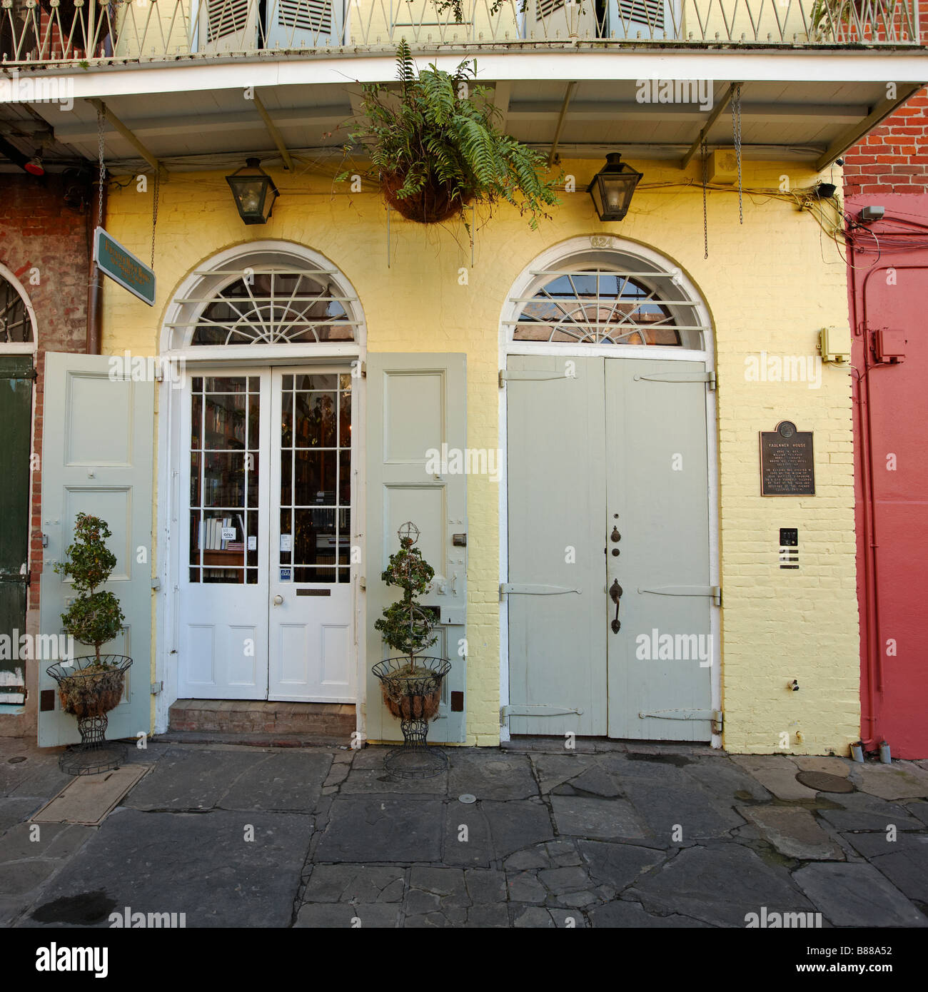 Porte d'entrée d'une maison au 624 Pirate's Alley à la Nouvelle-Orléans, où le célèbre écrivain William Faulkner vivait en 1925. La Nouvelle-Orléans, Louisiane, États-Unis. Banque D'Images