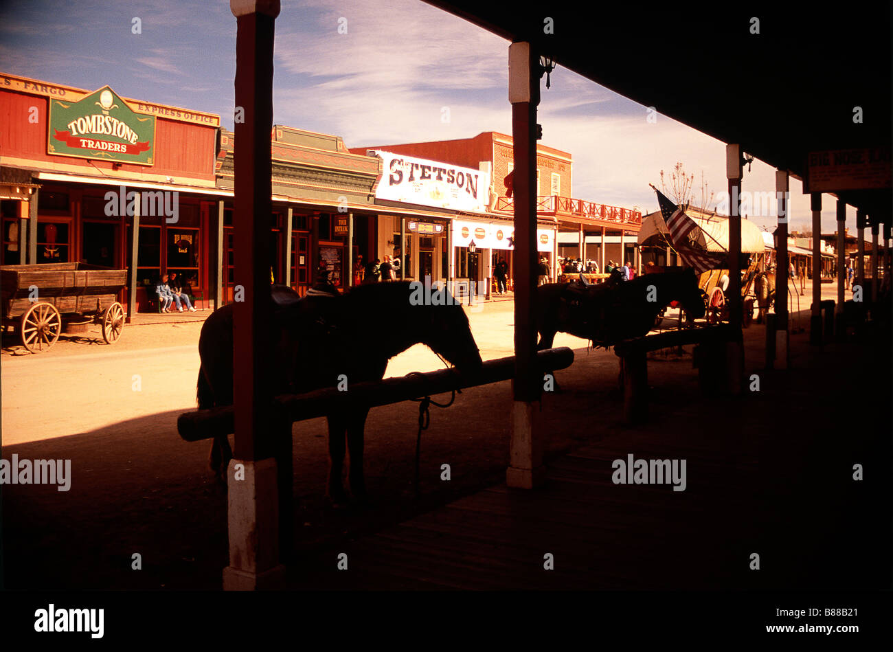 L'attelage de chevaux attachés à des postes le long de la rue Allen AZ Tombstone Banque D'Images