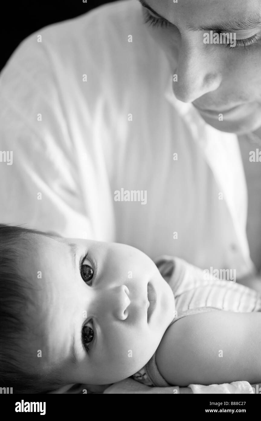 Le père aimant et bébé garçon. Le noir et blanc Banque D'Images