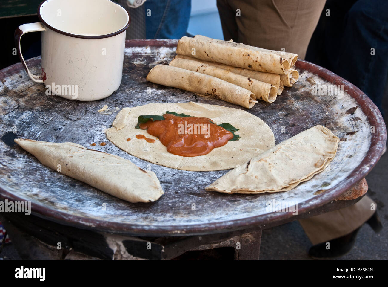 Tacos taco cuisson sur un barbecue sur le trottoir de la rue Macedonio Alcala dans la ville d'Oaxaca, Oaxaca, Mexique Banque D'Images