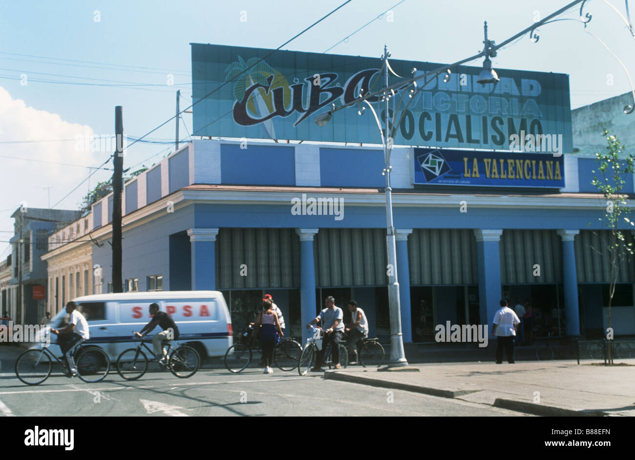 Une grande plaque de rue dans la ville de Cienfuegos Cuba Castro proclame le gouvernement dirigé par la politique du socialisme Banque D'Images