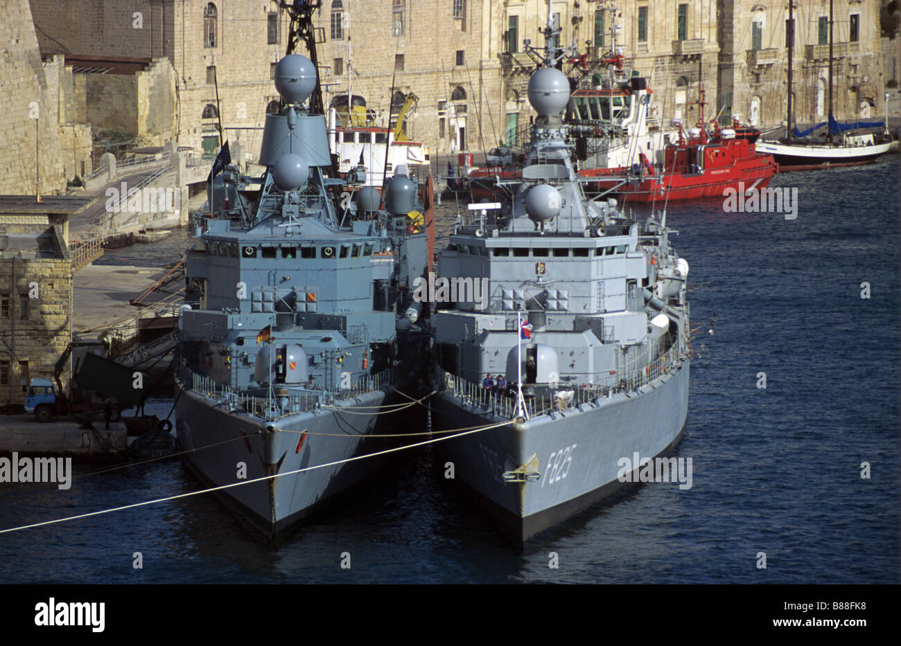 Les navires de guerre ou navires de bataille dans le Grand Port ou le port de La Valette, Malte Banque D'Images