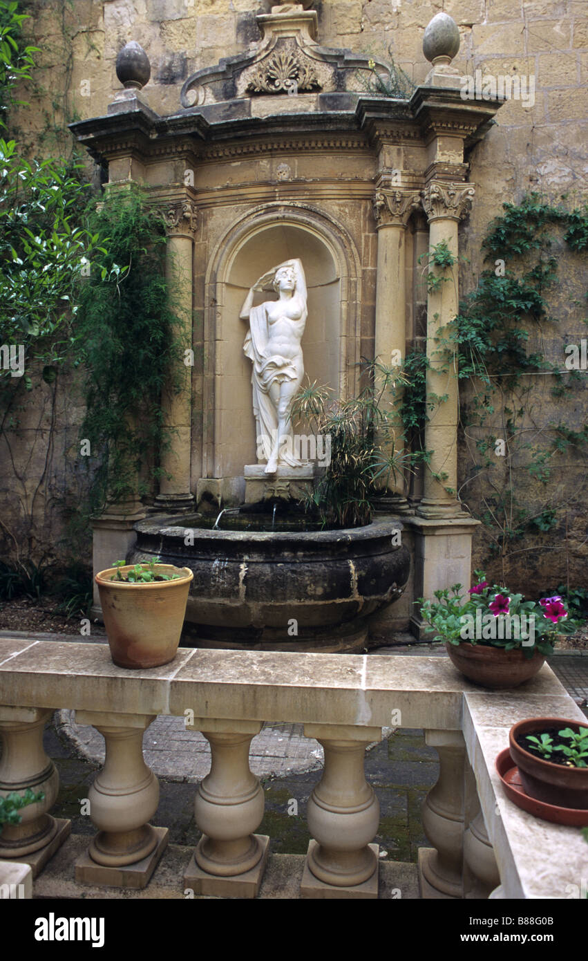 Fontaine et Jardin de la Cour de la c16th Casa Rocca Piccola maison, rue de la République, La Valette, Malte Banque D'Images