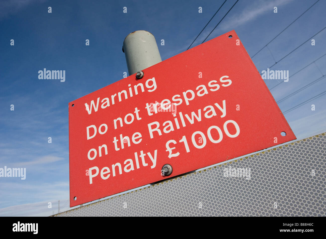 Panneau d'avertissement ferroviaire sur la ligne côtière est déclarant n'empiète pas sur le chemin de fer de mort 1000 livres, Angleterre Banque D'Images