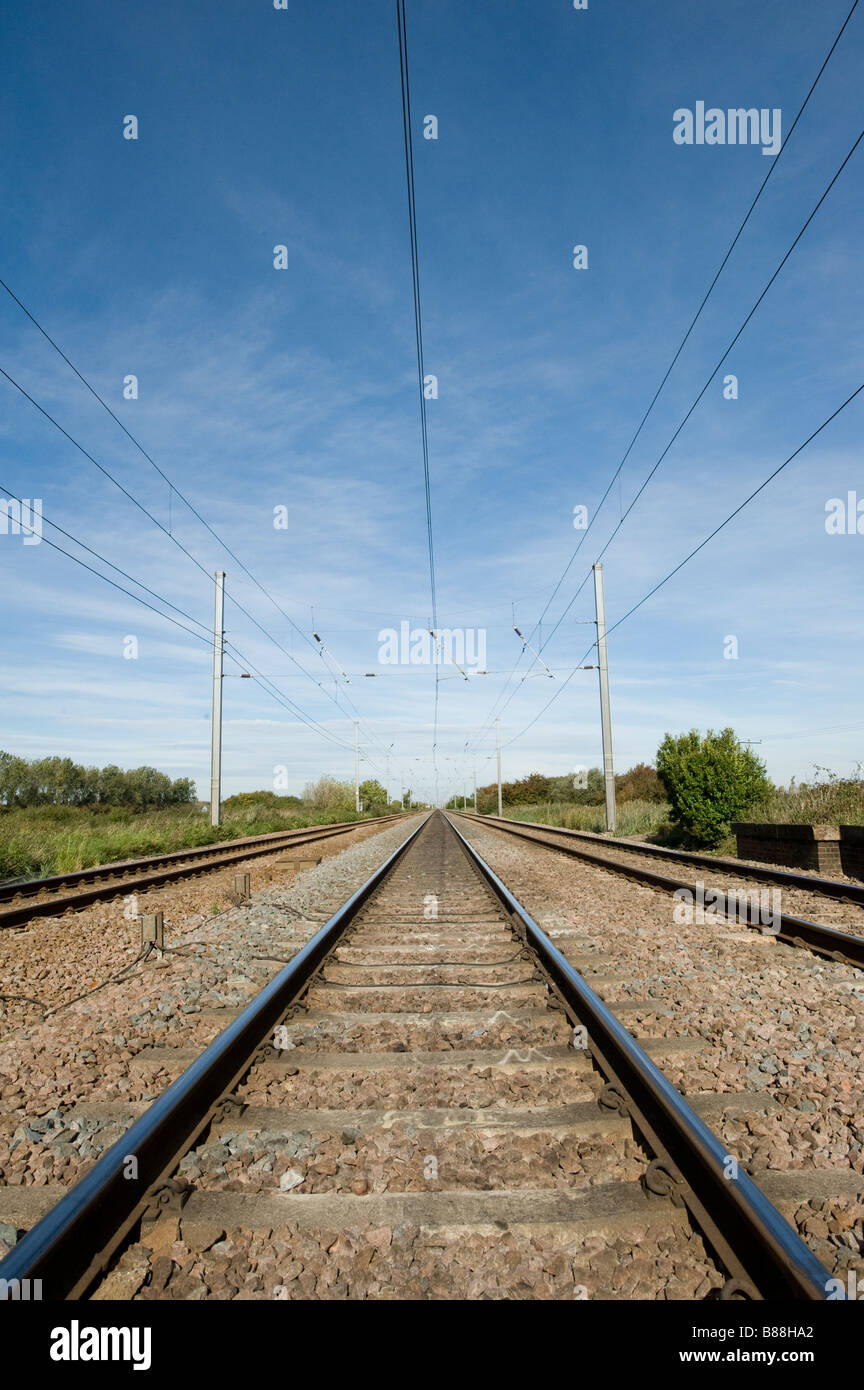 La voie de chemin de fer vide et s'étend à la caténaire dans la distance sur la ligne côtière est l'angleterre Banque D'Images