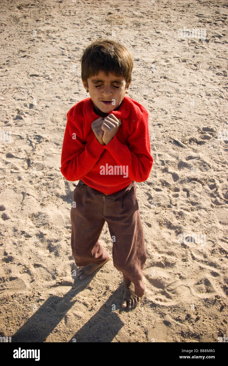 Village indien local Khuri desert Rajasthan Inde enfants Banque D'Images