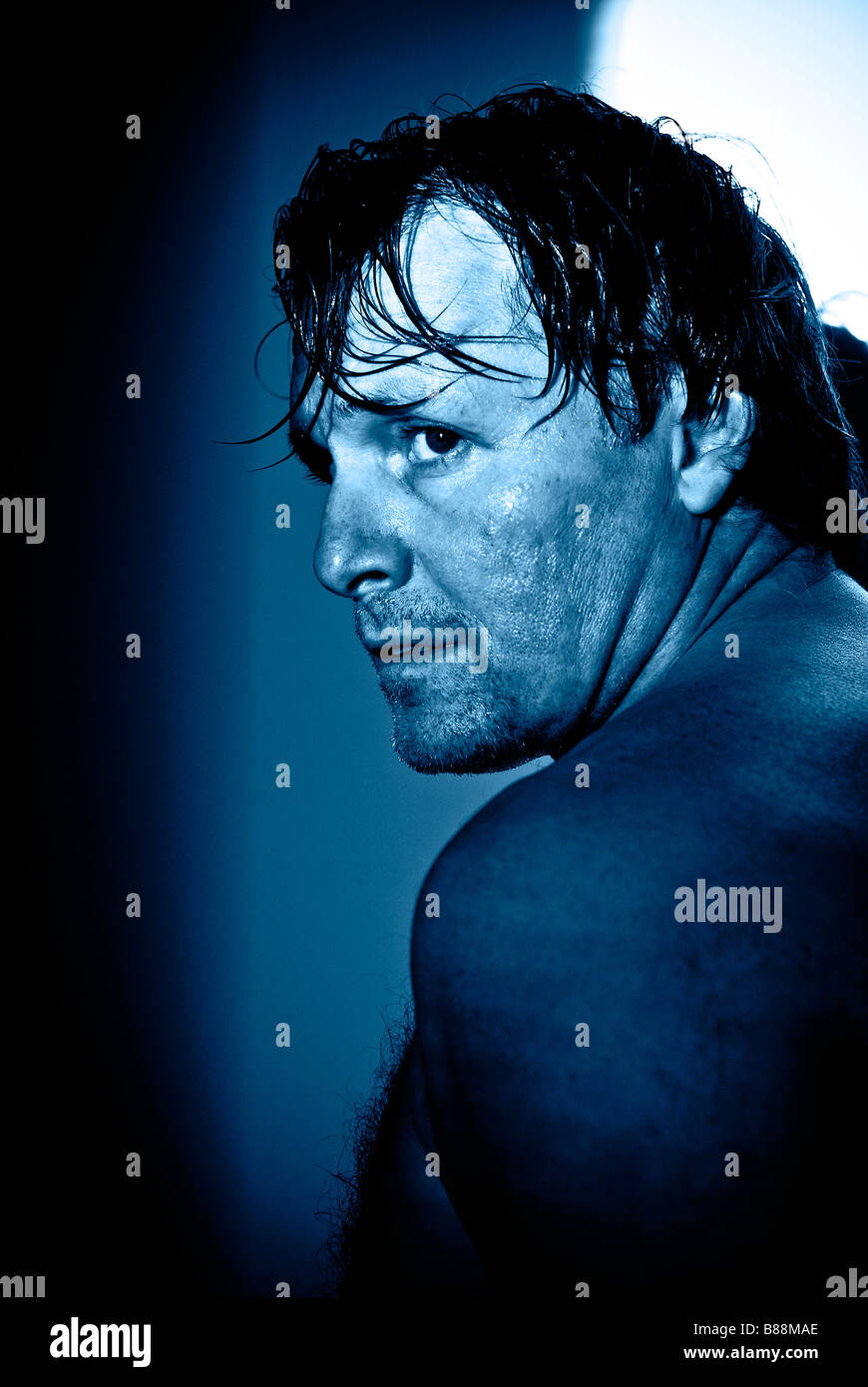 Un portrait d'un homme effrayé avec les cheveux mouillés à la ronde. Banque D'Images