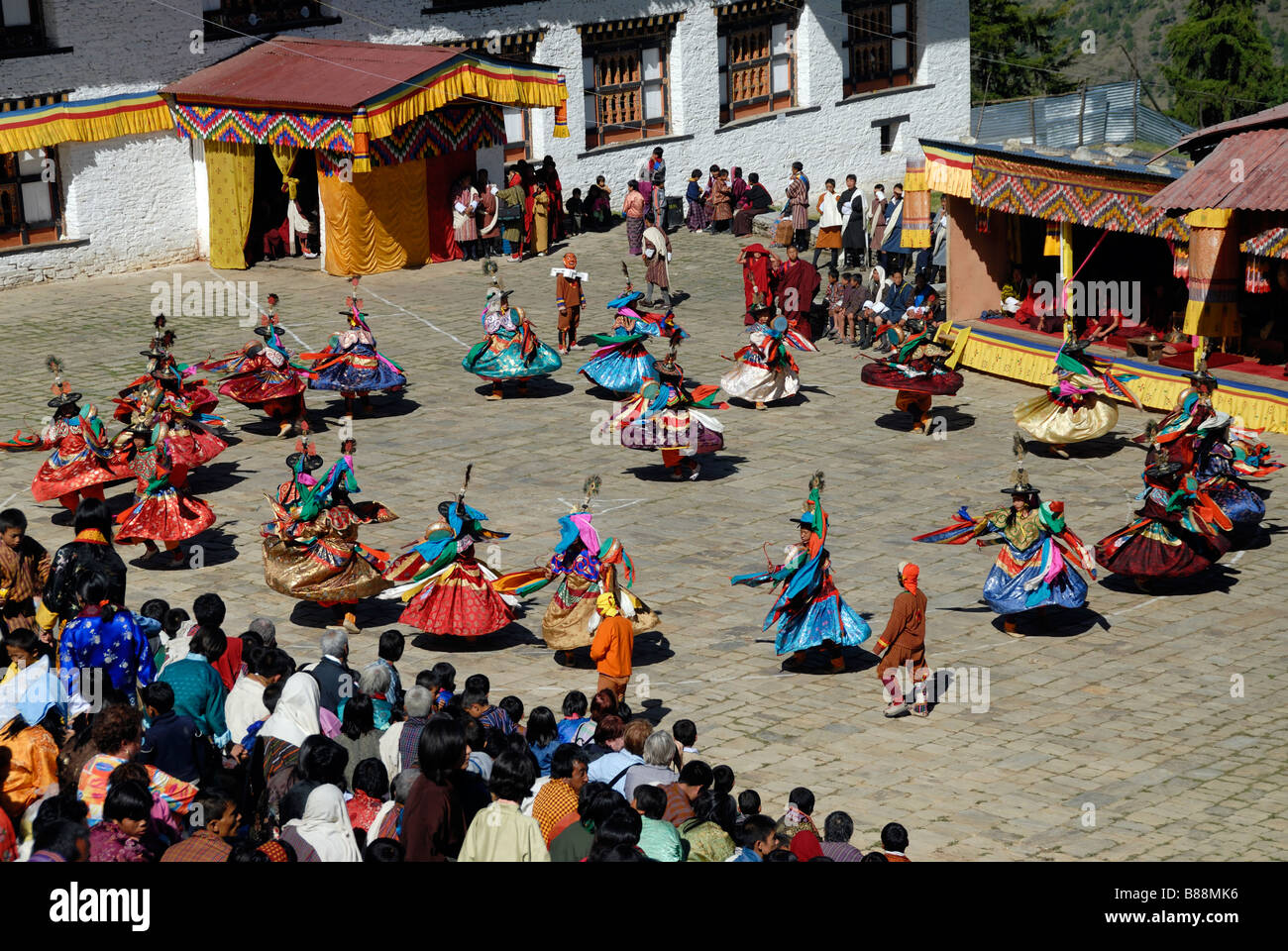 Des foules de gens de robe et de la danse du festival dans la cour des moines de Mongar Dzong durant la fête, Mongar Banque D'Images