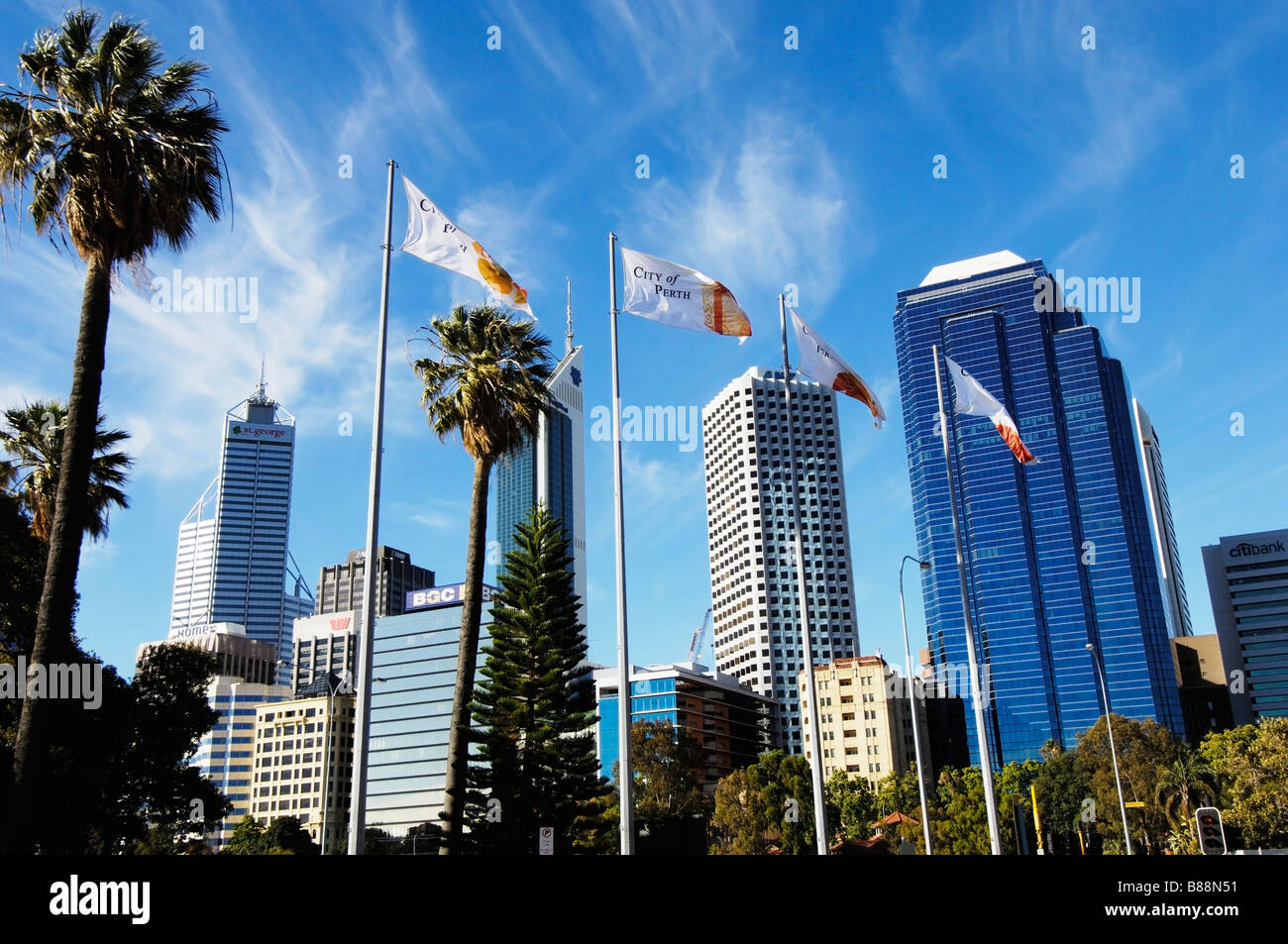 Des immeubles de bureaux du quartier commercial de Perth, Australie occidentale, vu de la promenade Riverside Banque D'Images