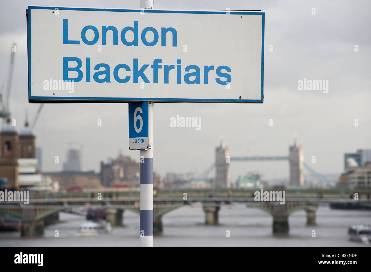 Inscrivez-vous sur la plate-forme de la gare la gare de Blackfriars à Londres en Angleterre Banque D'Images