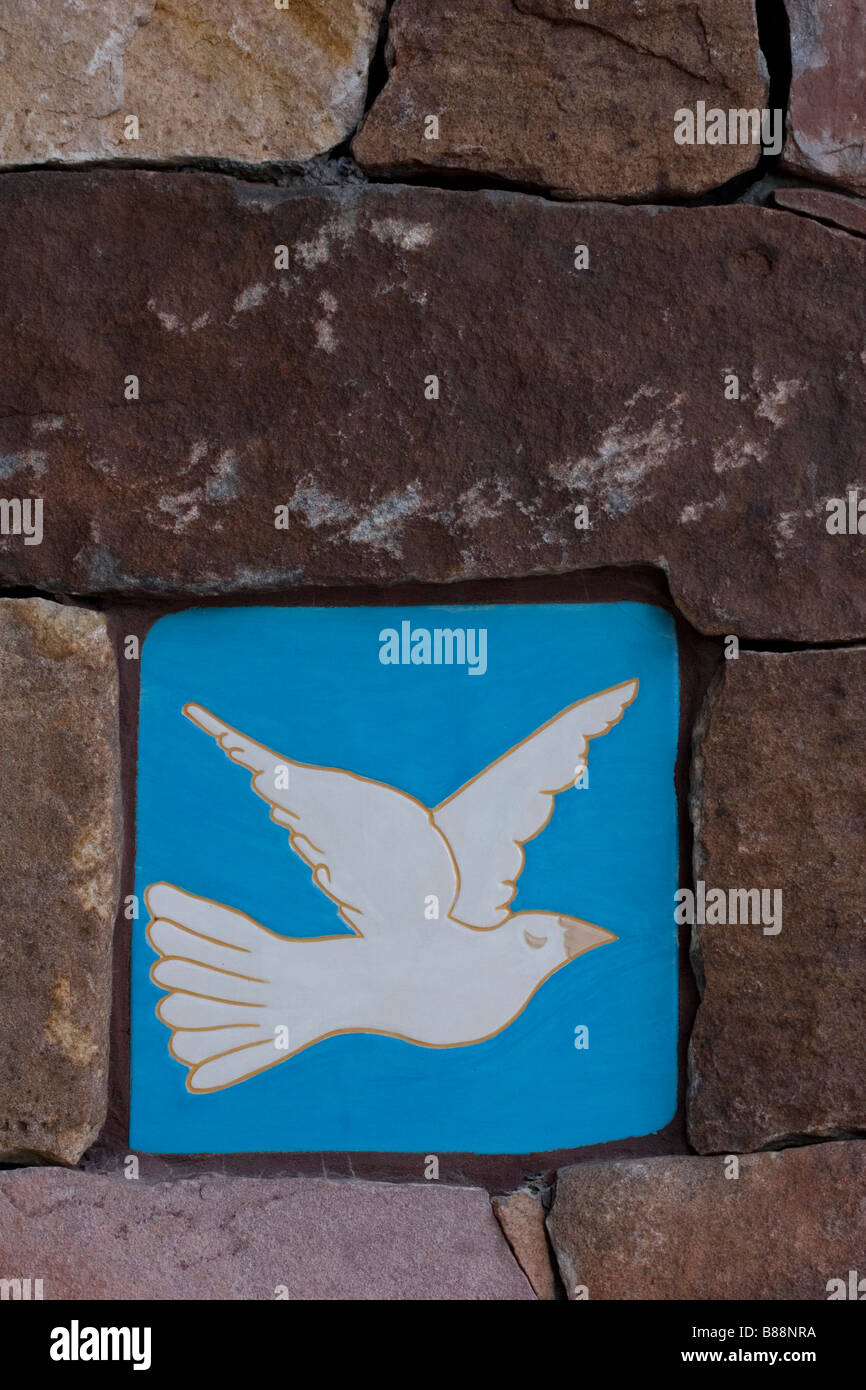 Carreaux mexicains représentant une colombe blanche sur fond bleu Banque D'Images