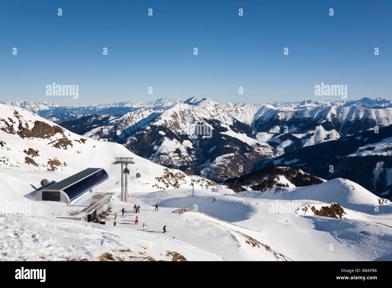 Voir ci-dessus Rauriser Hochalmbahnen skieurs avec des pistes de ski le ski en station de ski dans les Alpes autrichiennes en hiver. Rauris Autriche Banque D'Images