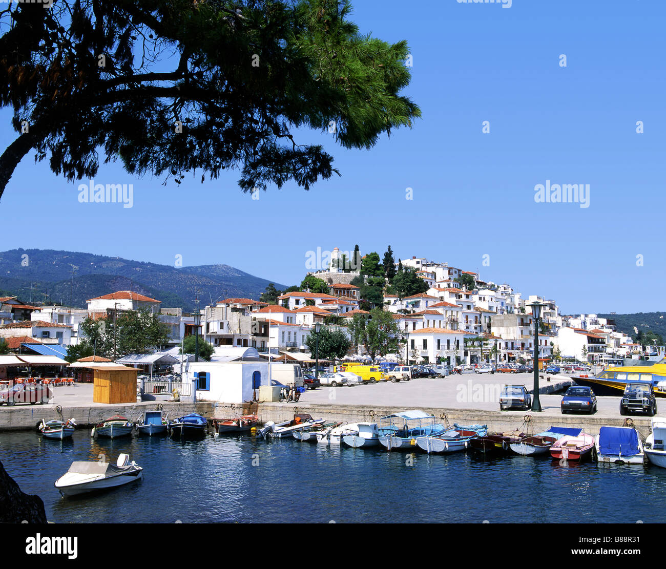 La ville et le port de Skiathos Banque D'Images