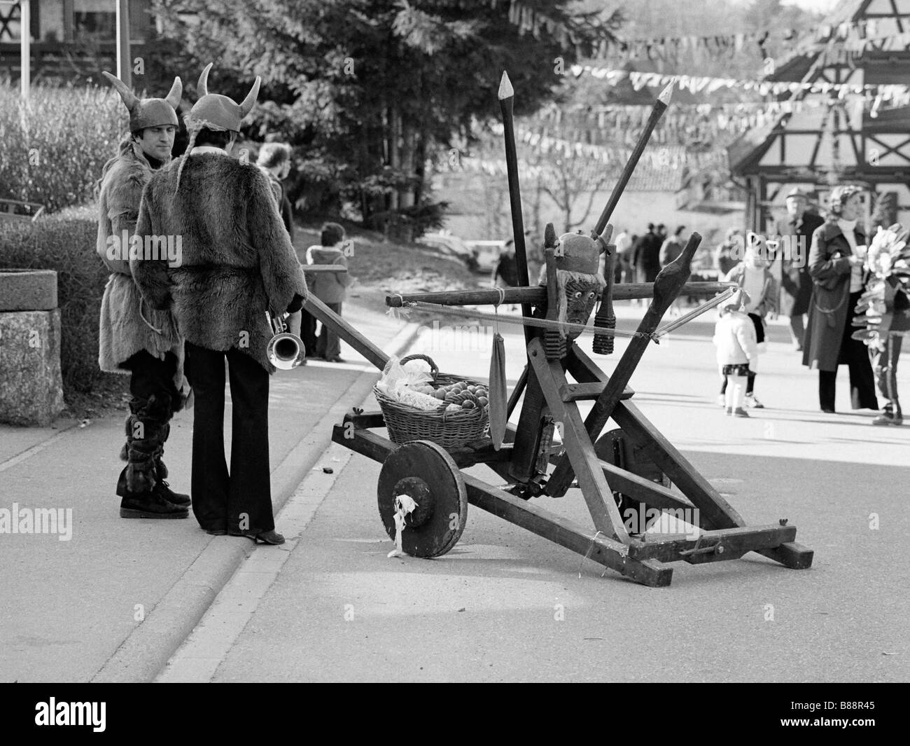 La catapulte à roues pour distribuer des bonbons pendant le carnaval Forêt Noire Allemagne Banque D'Images
