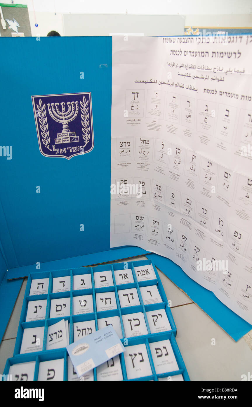 Israël Tel Aviv l'isoloir et de bulletins de vote pour les partis politiques 33 10 février 2009 Banque D'Images