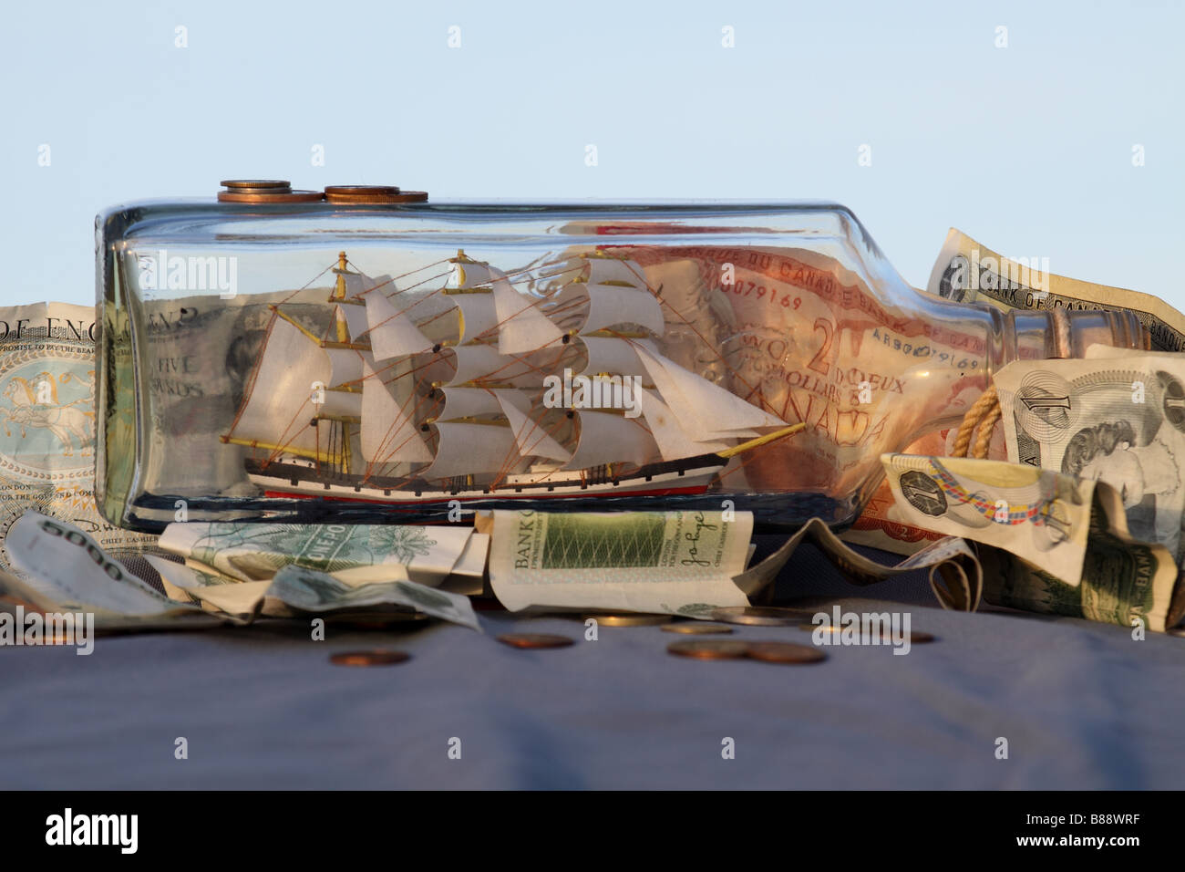 Bateau à bateau dans une bouteille sur le papier-monnaie internationale Banque D'Images