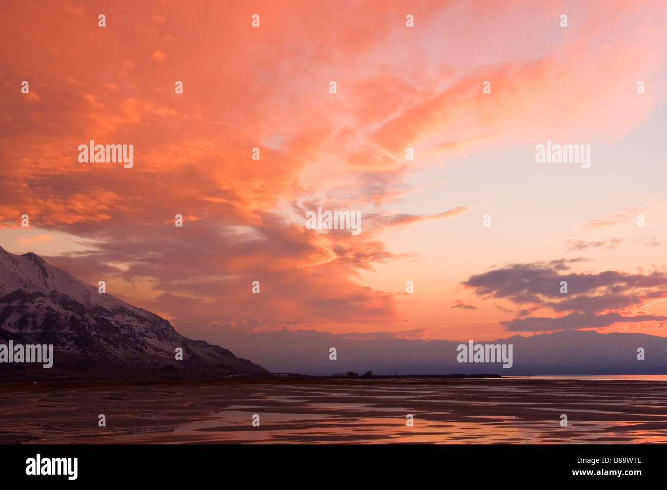 Coucher du soleil sur la rive sud du Grand Lac Salé dans l'Utah du nord montrant des monts enneigés des montagnes Oquirrh Banque D'Images