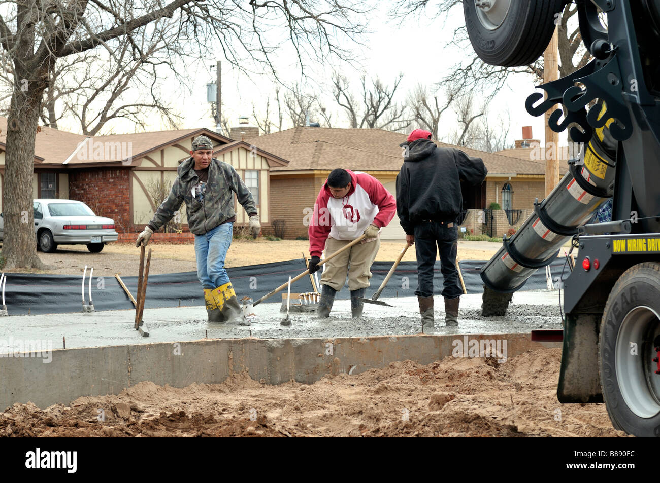 Des ouvriers pour une fondation en ciment pour une nouvelle maison. Oklahoma City, Oklahoma, USA. Banque D'Images