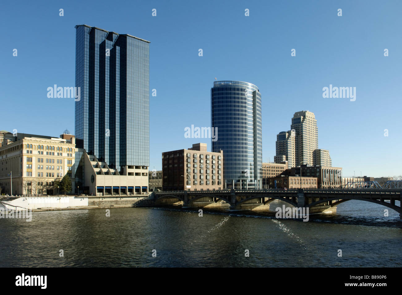 Les bâtiments et le pont sur la rivière Grand à Grand Rapids, Michigan USA Banque D'Images