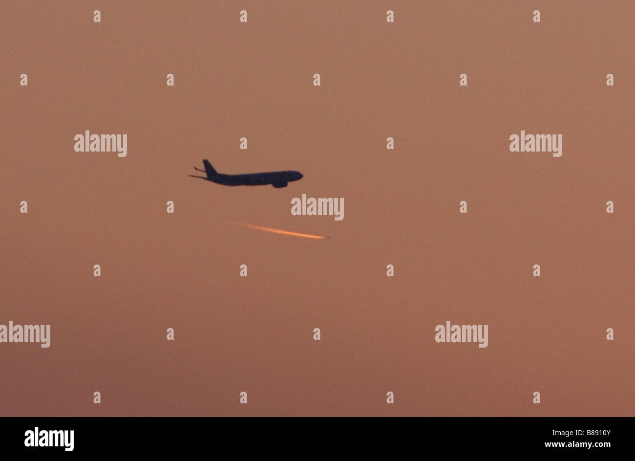 Deux avions commerciaux de croiser au coucher du soleil Banque D'Images