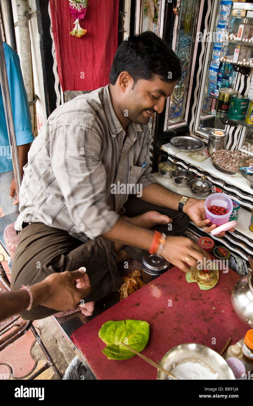 Feuille de bétel et de noix d'Arec Paan wrap en cours à une borne de type tabac à Mumbai. L'Inde. Banque D'Images