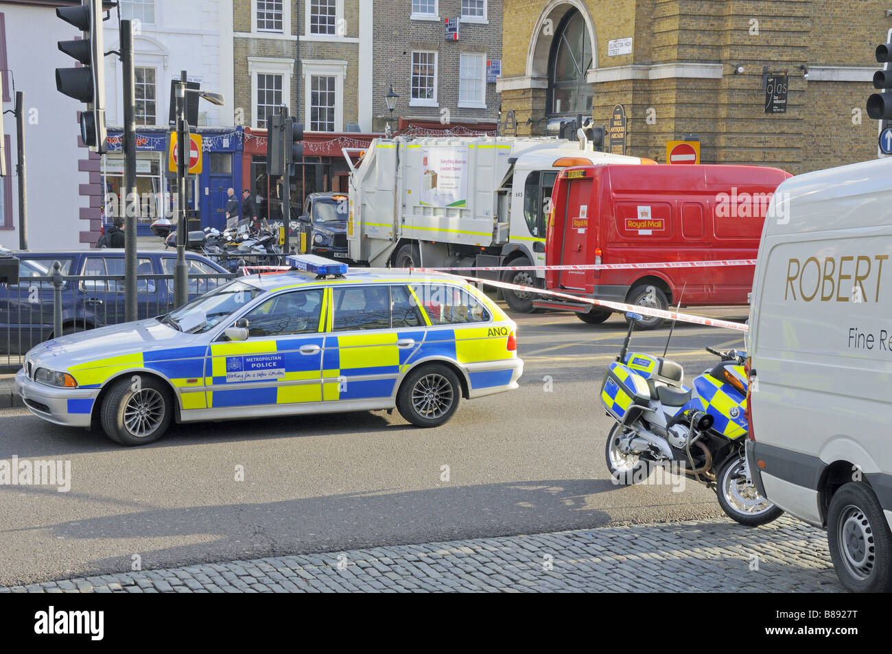 Voiture de police à l'emplacement d'un accident routier Islington Londres Angleterre Royaume-uni Banque D'Images