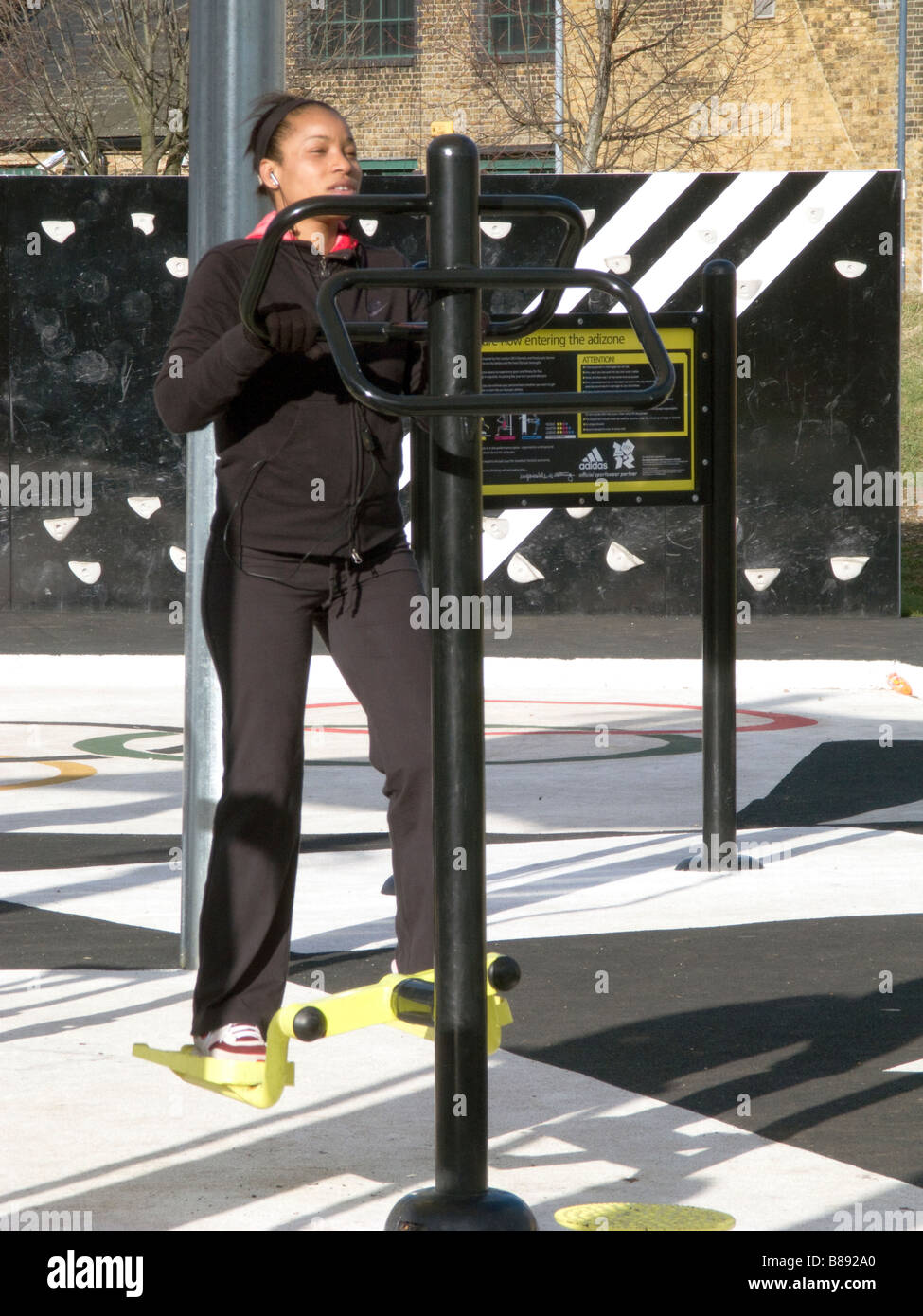 UK.femme exerçant dans un parc près du site du Parc olympique dans l'Est de Londres. Photo @ Julio Etchart Banque D'Images UK.femme exerçant dans un parc près du site du Parc olympique dans l'Est de Londres. Photo @ Julio Etchart Banque D'Images