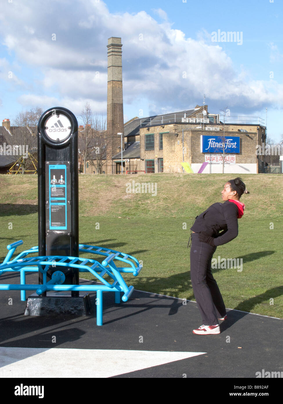 UK.femme exerçant dans un parc près du site du Parc olympique dans l'Est de Londres. Photo @ Julio Etchart Banque D'Images