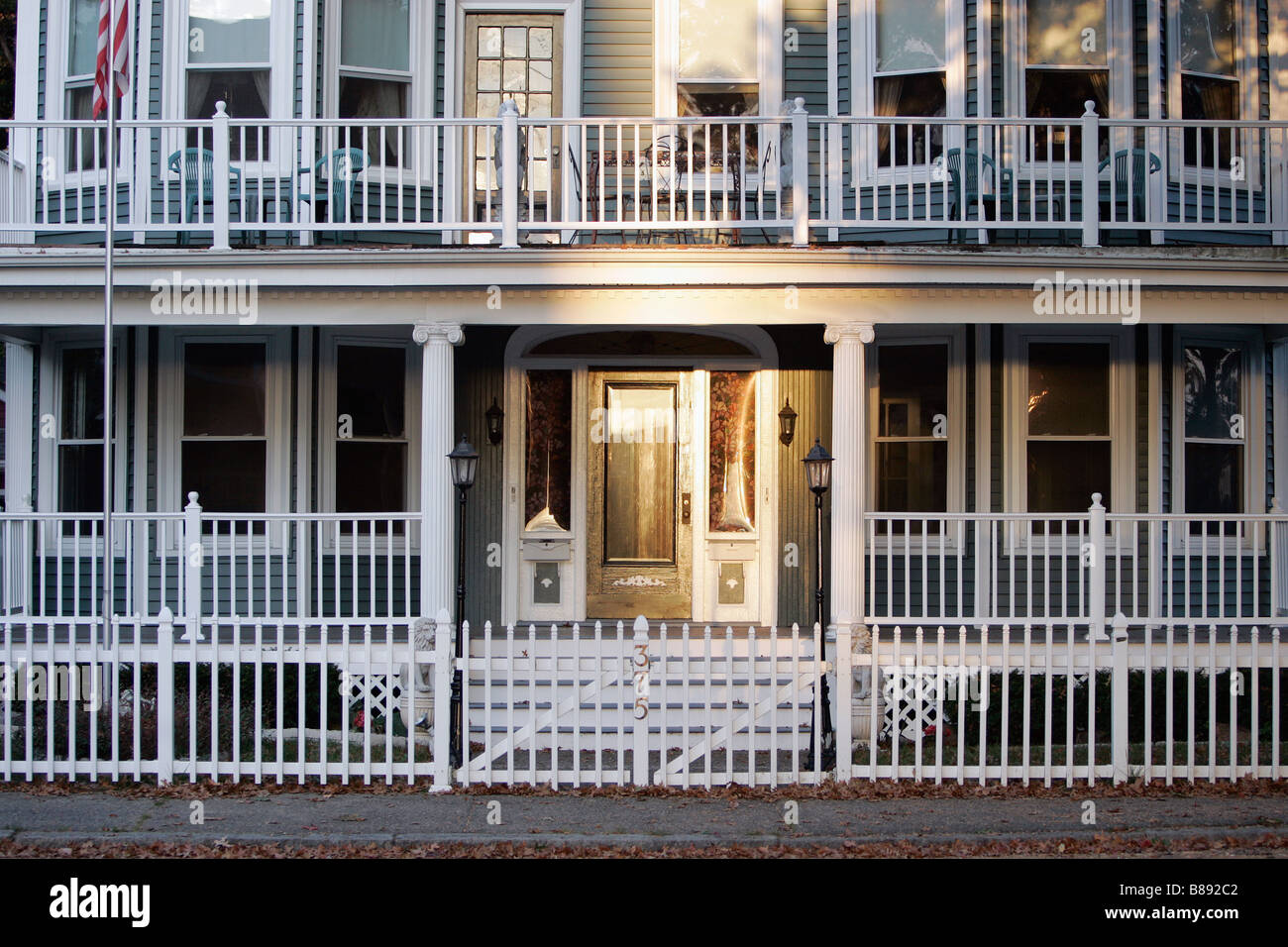 White Fence Maison balcon deux étages porches Banque D'Images