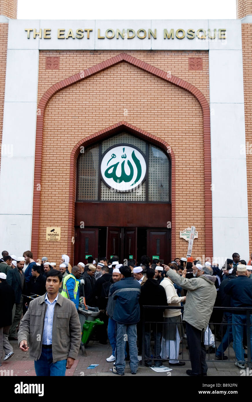 Congrégation de quitter la East London Mosque , Whitechapel Banque D'Images