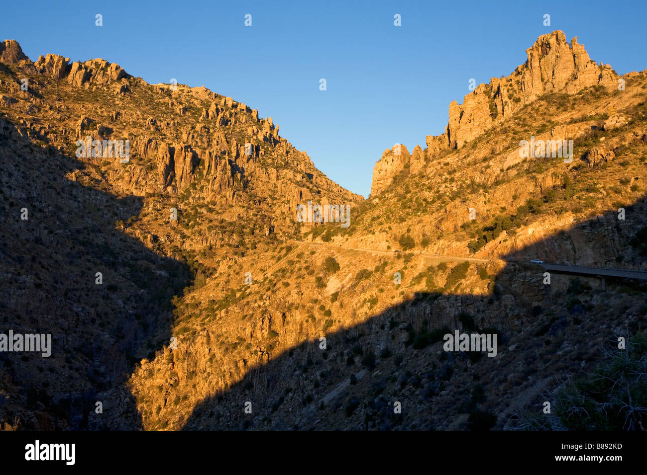 Mt Lemmon Highway se dirige vers les montagnes pittoresques de Santa Catalina, Tucson, Arizona. Banque D'Images