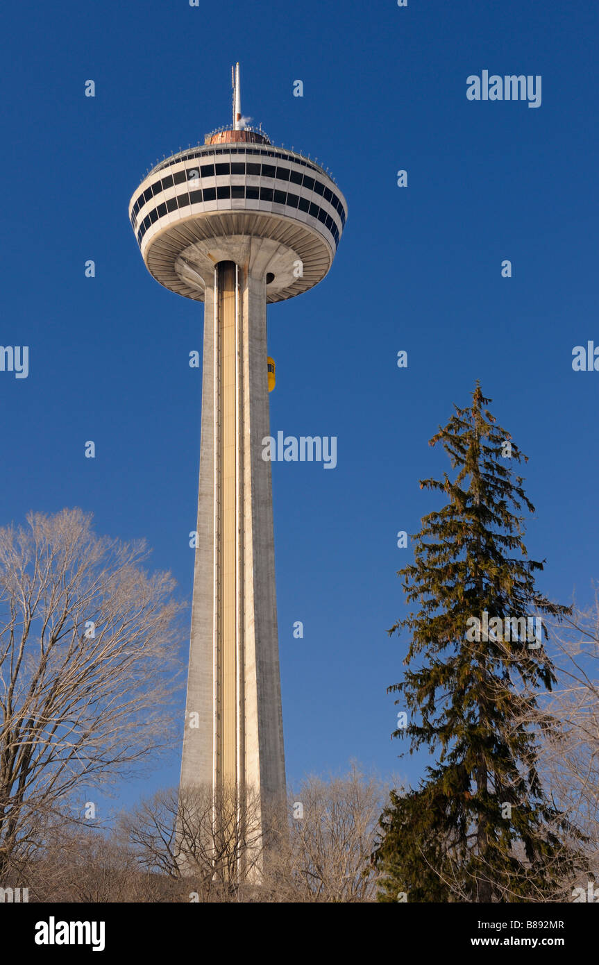 Tour en haut de l'ascenseur de la tour Skylon à Niagara Falls Canada en hiver Banque D'Images