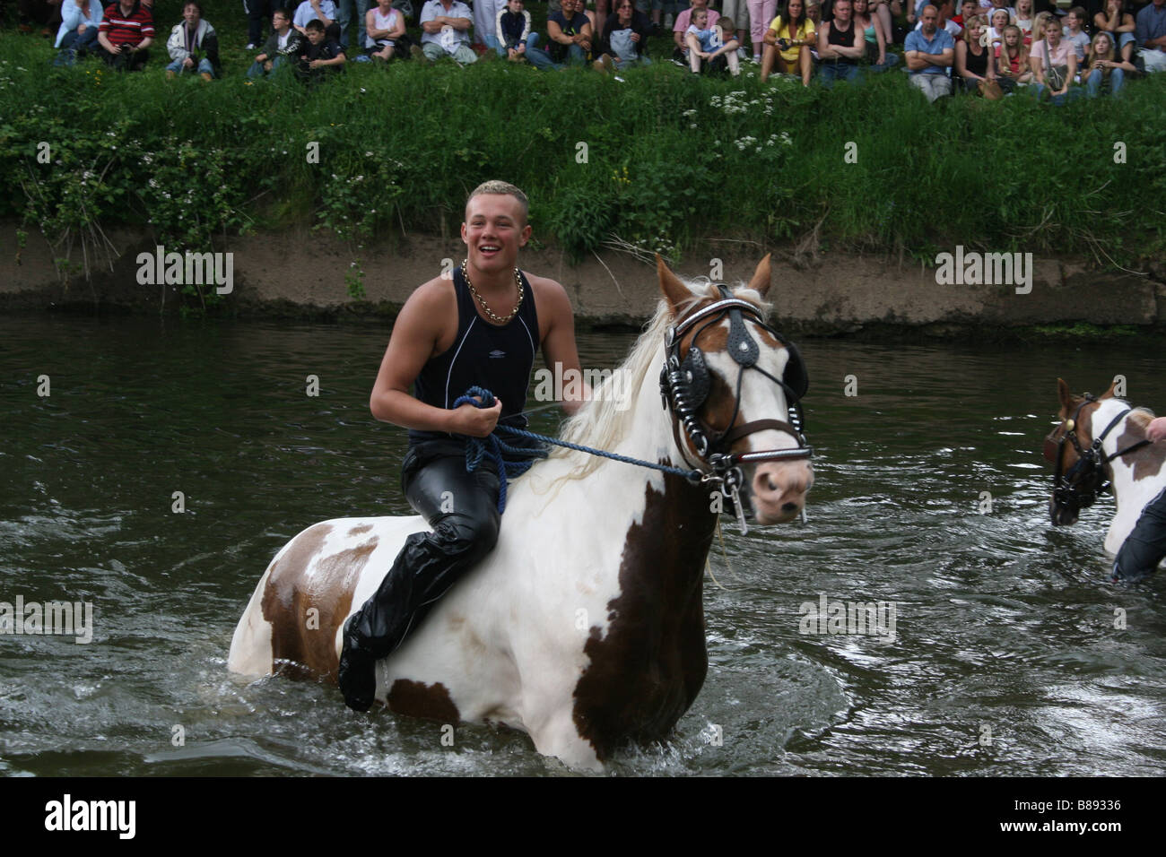 Gypsy boy riding horse hors de river Banque D'Images