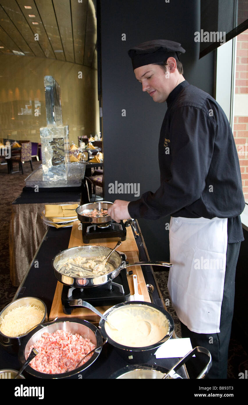 Détroit, Michigan un travailleur se prépare dans le Bistro hors-d 555 restaurant du Greektown Casino Hotel Banque D'Images