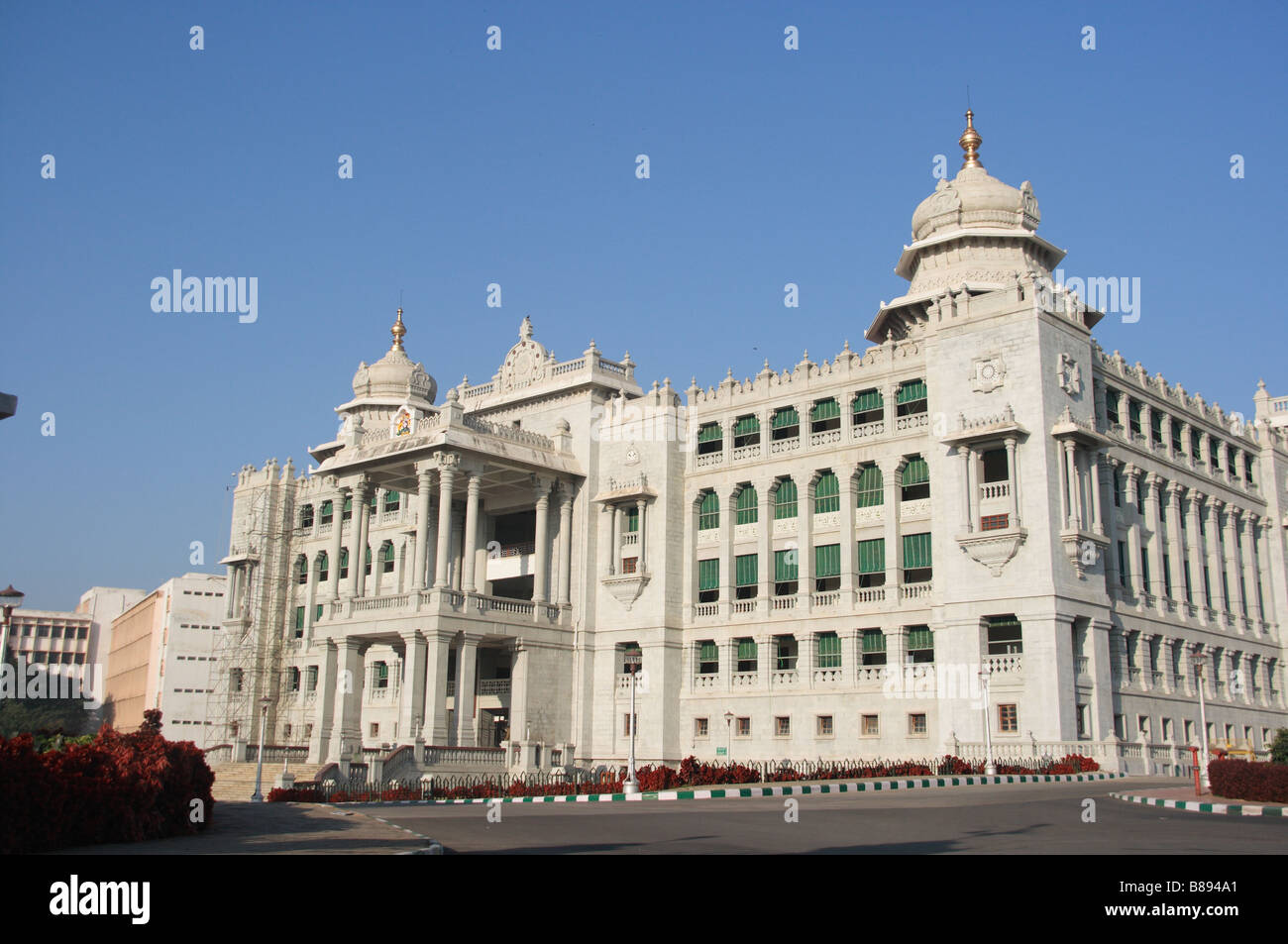 Vidhan Soudha abrite l'Assemblée législative de l'État du Karnataka et du Secrétariat Banque D'Images