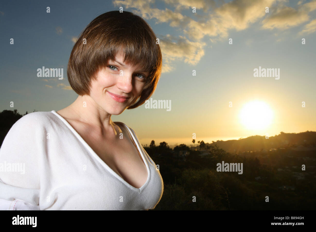 Portrait d'une belle jeune femme au coucher du soleil Banque D'Images