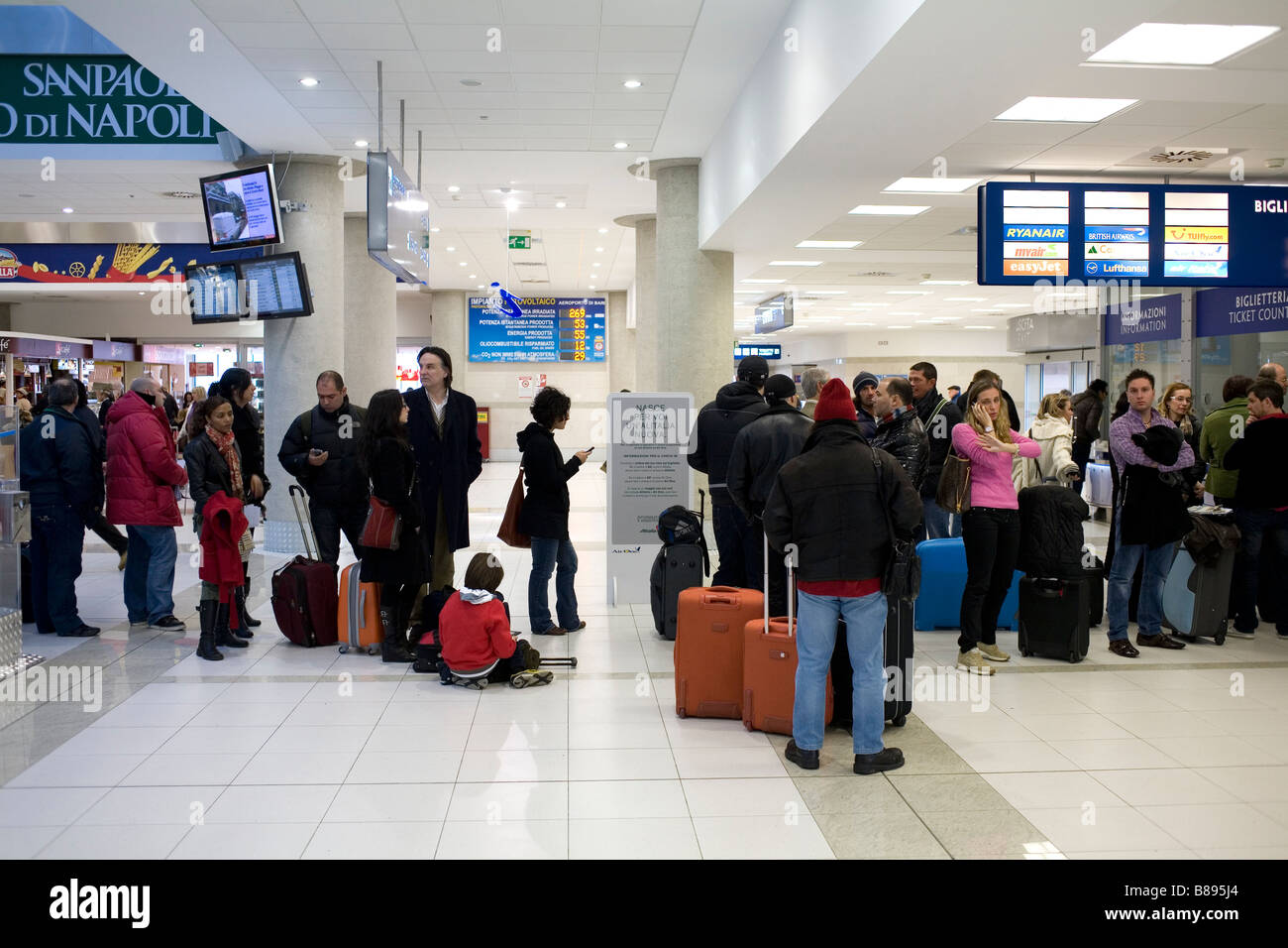 Une file d'attente des passagers dans l'aéroport de Bari, Italie. Banque D'Images