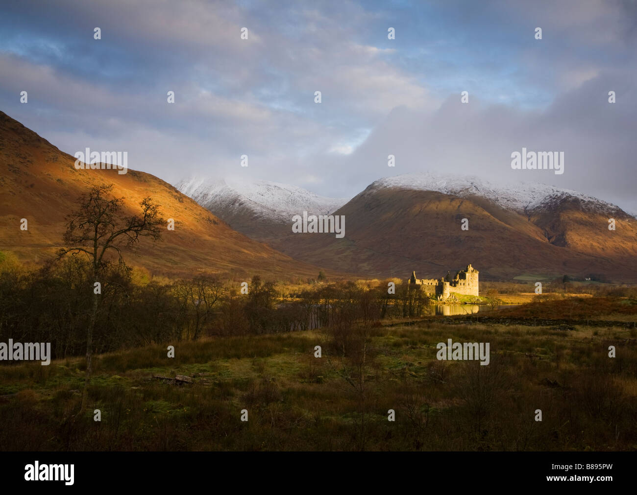 Le Château de Kilchurn par Loch Awe au lever du soleil en Ecosse Banque D'Images