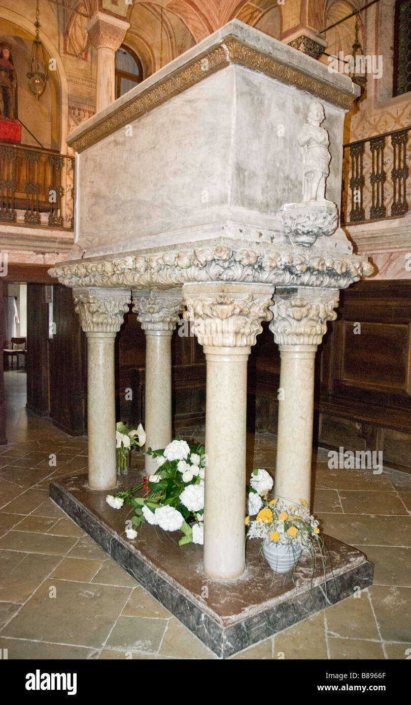 Tombe de Giovani da Vidor inside Basilica dei Santissimi Vittore e Corona Feltre Veneto Italie Banque D'Images