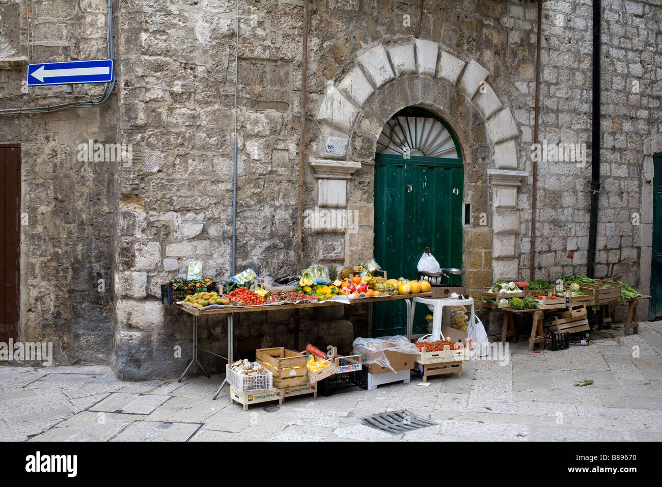 Une échoppe de marché à Bari Vecchia, le sud de l'Italie. Banque D'Images Une échoppe de marché à Bari Vecchia, le sud de l'Italie. Banque D'Images