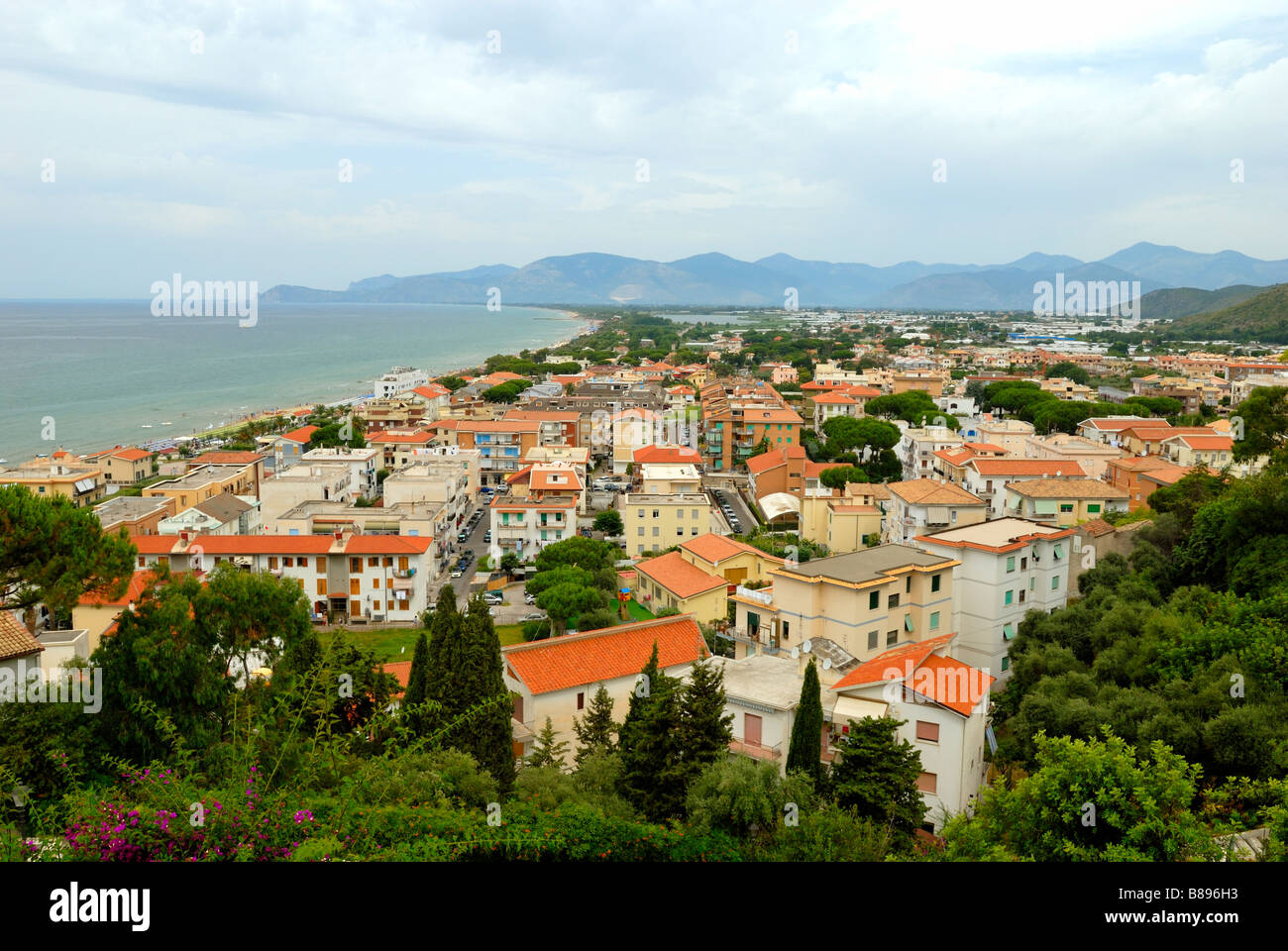 D'une magnifique vue sur les toits de la petite ville côtière de Sperlonga, lazio, Italie, Europe. Banque D'Images